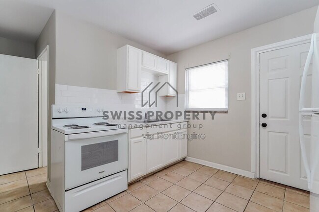 Building Photo - 1436 Oakwood Ave