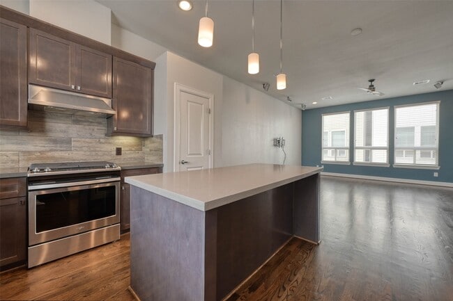 Building Photo - 951 W 17th St