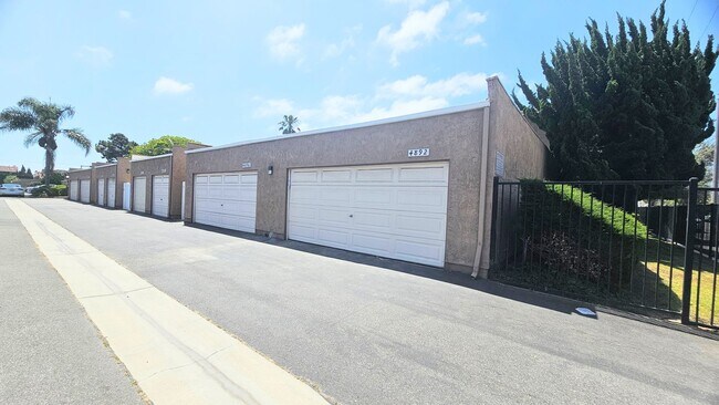 Building Photo - Gorgeous Remodeled 3bed 3bath 2 car garage...
