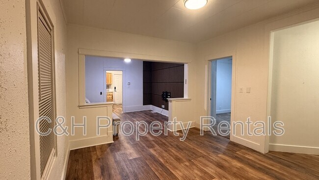 Building Photo - 631 Miles Ave