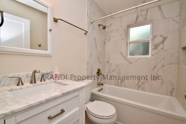 Building Photo - 627 Tanbark Terrace