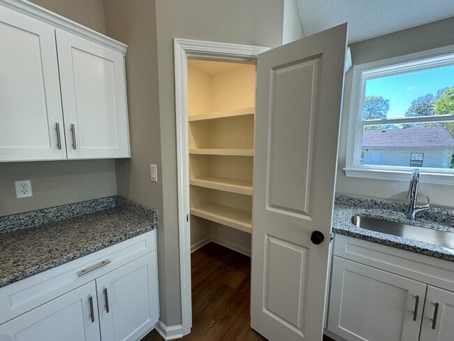 Building Photo - 147 Whitley Ave