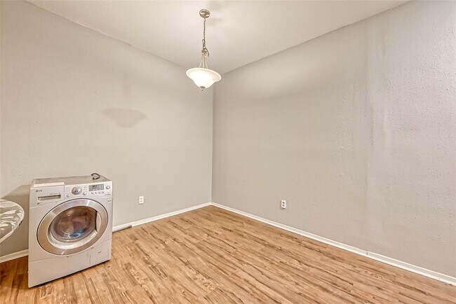 Building Photo - 9009 Richmond Ave.