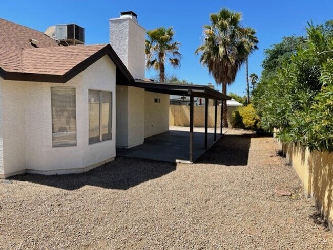 Building Photo - Phoenix 3 Bed, 2 Bath Home with Single Story