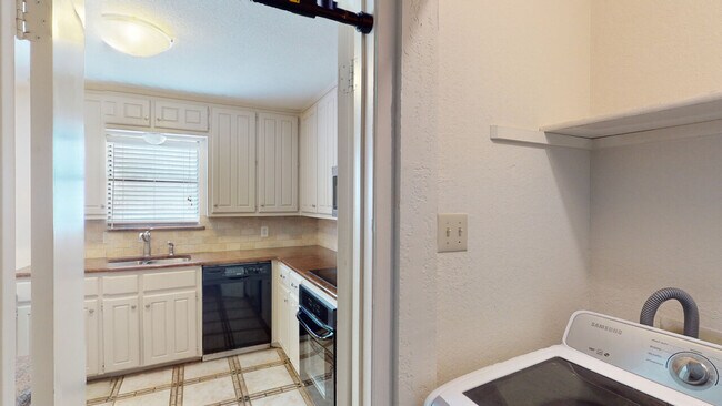 Building Photo - Casablanca Condo #124