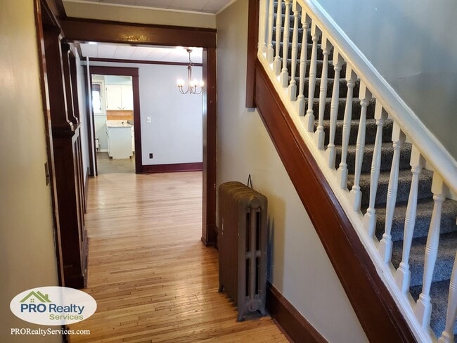 Building Photo - Charming 4 Bedroom Home