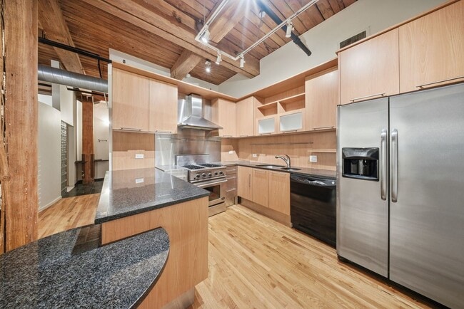 Building Photo - 1000 W Washington Blvd