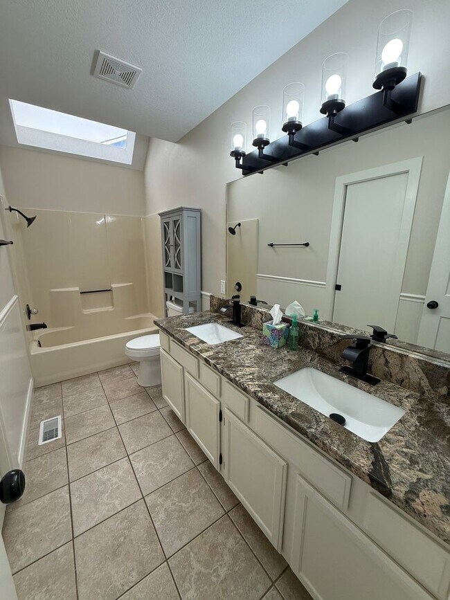Building Photo - Spacious 3 Bedroom, 2 Bath - Your Derby Ho...