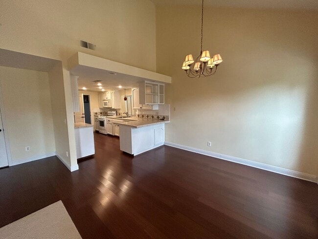 Building Photo - 3 bedroom 2 bathroom in central Visalia!