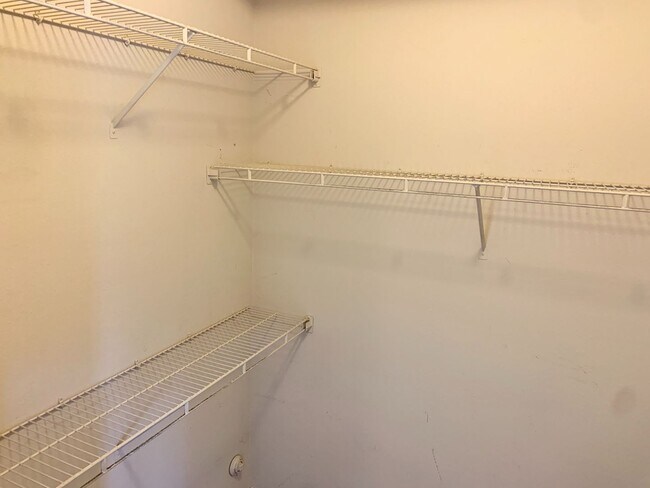 Building Photo - Amazing 1 bedroom, 1 bathroom Condo in Montevista!