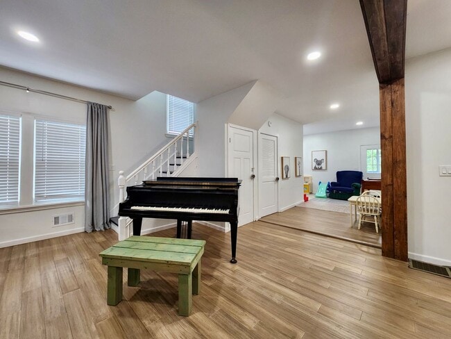 Building Photo - 4 bed 2.5 bath House | East Rochester | First Floor Laundry Hookups | Front and back covered porch