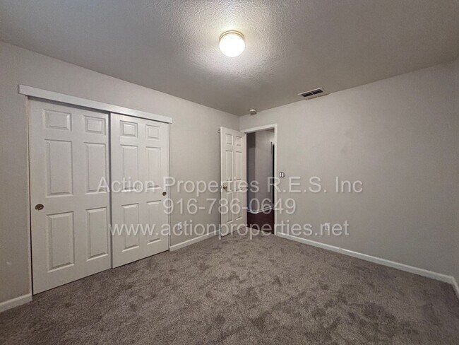 Building Photo - Updated 4 Bed, 2 Bath - 3 Car Garage - New Flooring - Close to Schools, Parks, and Shopping!