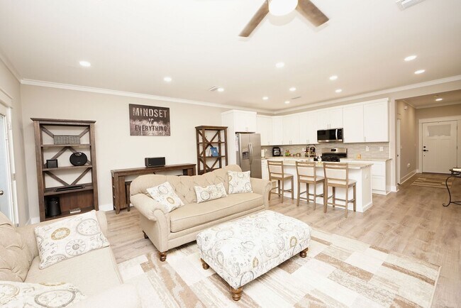 Building Photo - Newer Townhome Conveniently Located Near E...