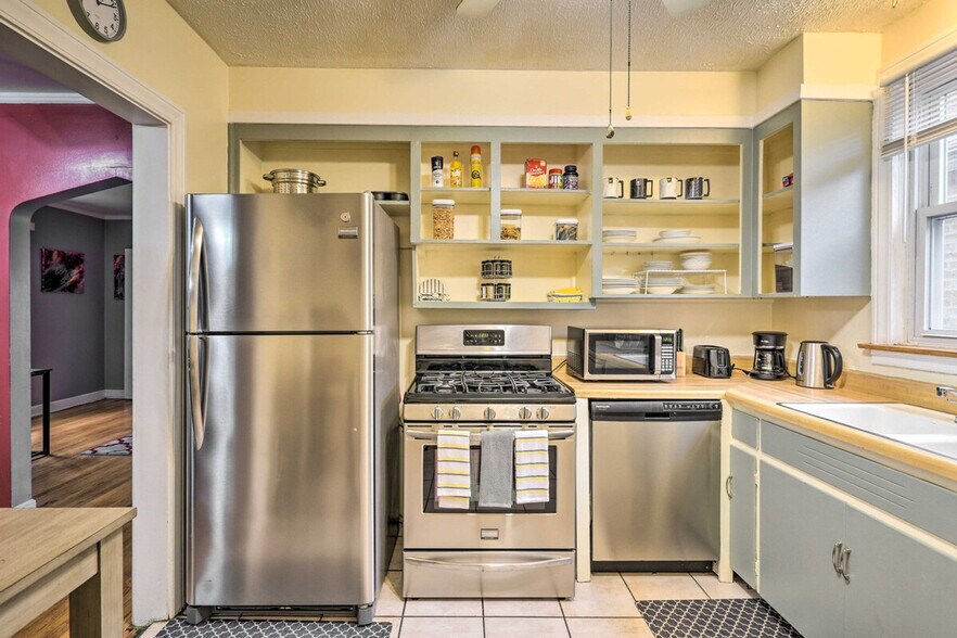 Building Photo - 10431 S Eberhart Ave