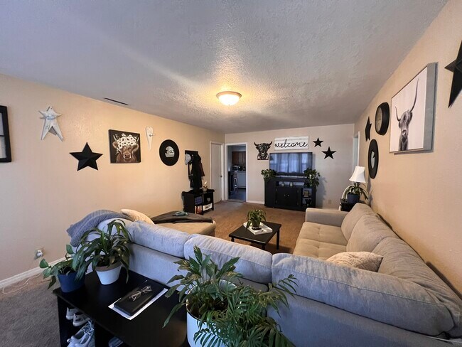 Building Photo - 520 Sunnyslope St