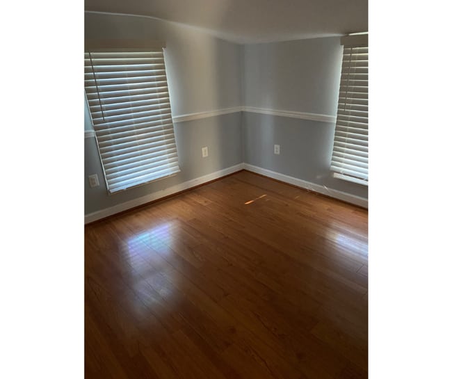 Building Photo - 438 Main St