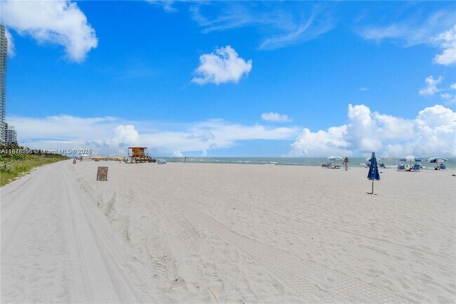 Building Photo - 6039 Collins Ave