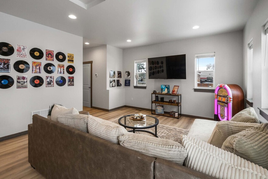 Building Photo - 2942 W Babcock St