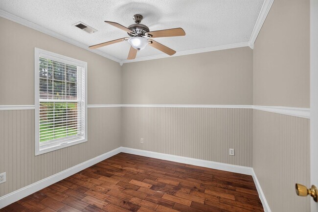 Building Photo - 390 Silverthorn Dr