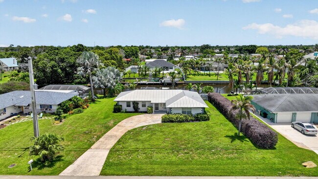 Building Photo - 416 SE Naranja Ave