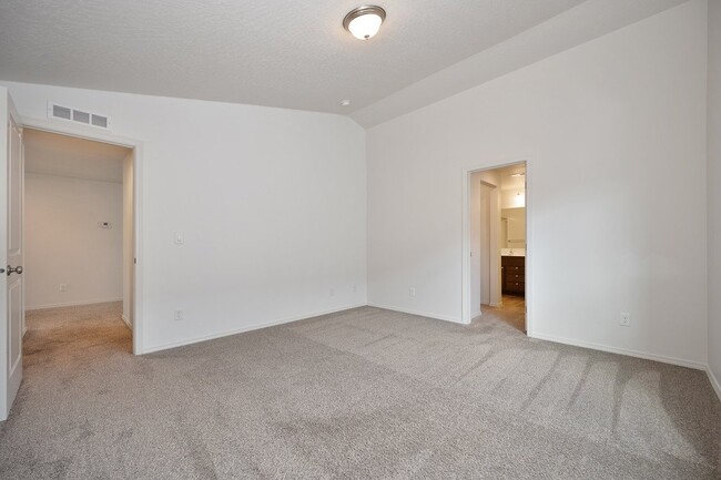Building Photo - Bright 3-Bedroom Retreat with 2 Full Baths...