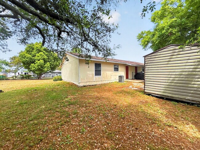 Building Photo - "Charming 2-Bedroom Retreat  in Mary Esther, FL!"