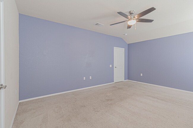 Building Photo - $300 OFF 1ST MONTH RENT IF YOU MOVE IN WIT...