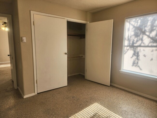 Building Photo - 417 1/2 S Avenue A