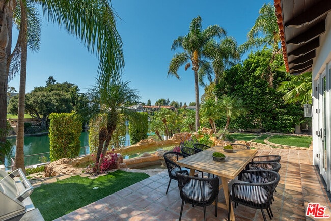 Building Photo - 9928 Toluca Lake Ave