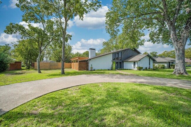 Building Photo - 313 Melorine Dr