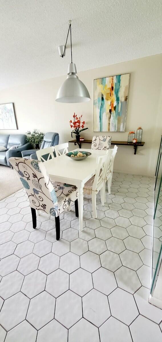 Building Photo - 1010 Country Club Dr