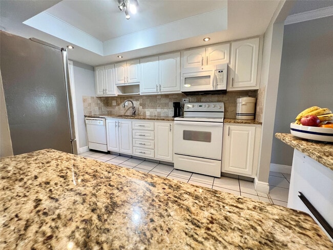 Building Photo - 400 Golden Isles Dr