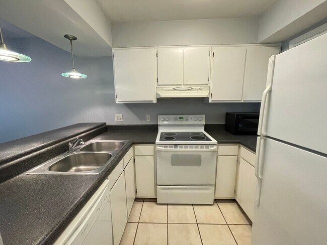 Building Photo - Updated 2br 2ba End Unit in Chancellor Squ...