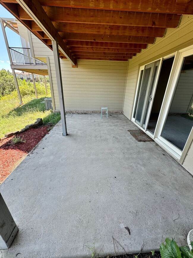 Building Photo - Well Maintained 3 bedroom end unit Townhom...