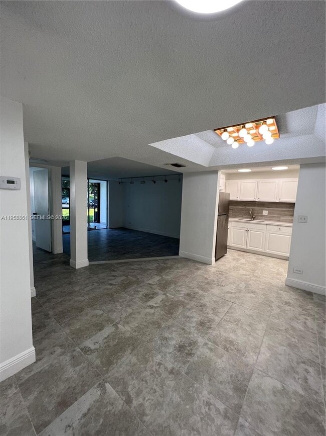 Building Photo - 3740 Inverrary Dr