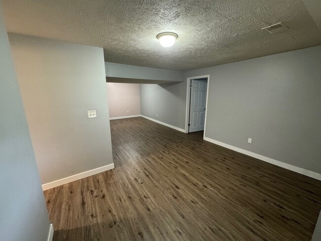 Building Photo - 2002 Andrew St SE