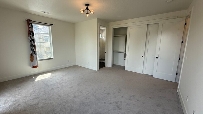 Building Photo - $900 move in bonus! Stunning & Spacious 2-...
