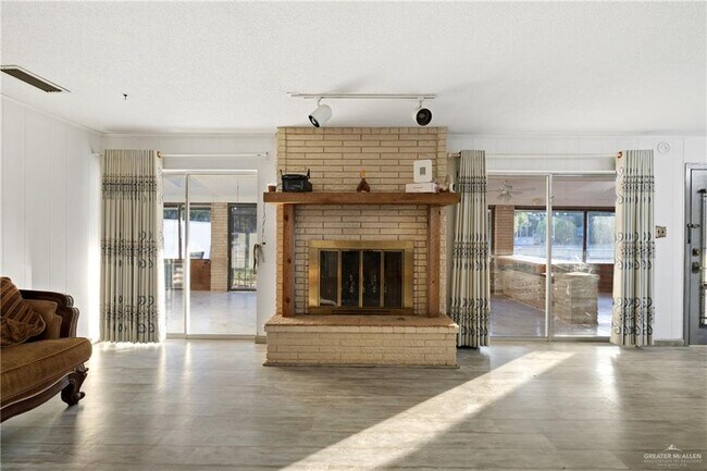 Building Photo - 812 Voltz Ln