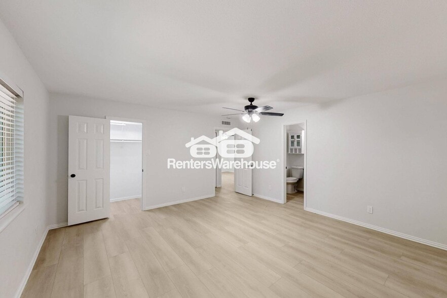 Building Photo - 6407 Green Oaks Dr