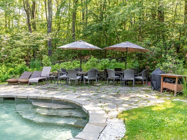 Building Photo - 203 Brick School Rd