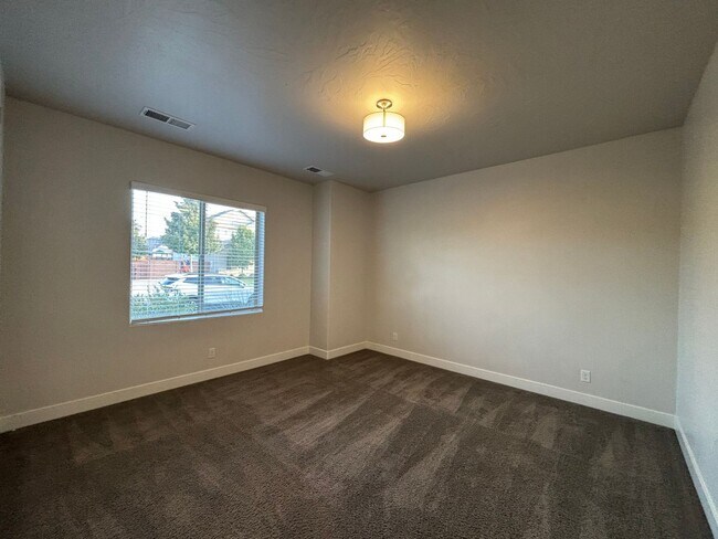 Building Photo - SPACIOUS SINGLE LEVEL HOME IN WASHINGTON FIELDS FOR RENT!