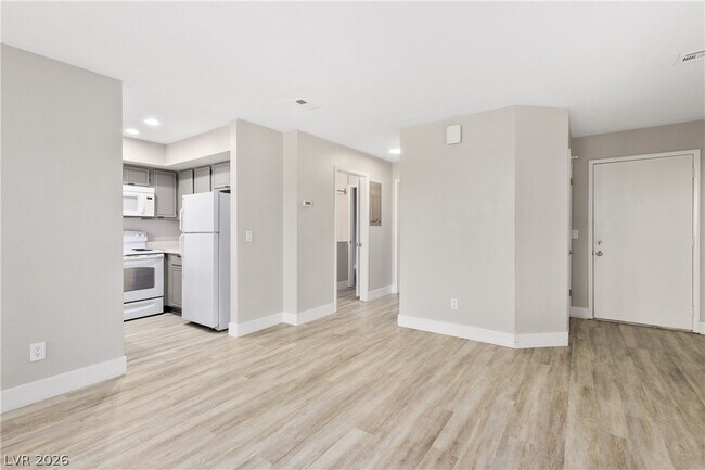 Building Photo - 2220 Pine Breeze Ln