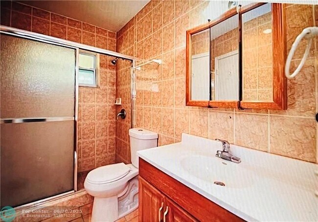 Building Photo - 3300 NE 10th Terrace