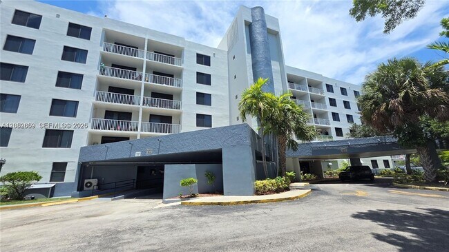 Building Photo - 901 Hillcrest Dr