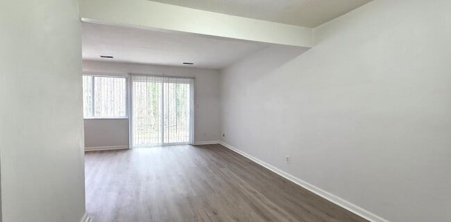 Building Photo - 220 Elizabeth St