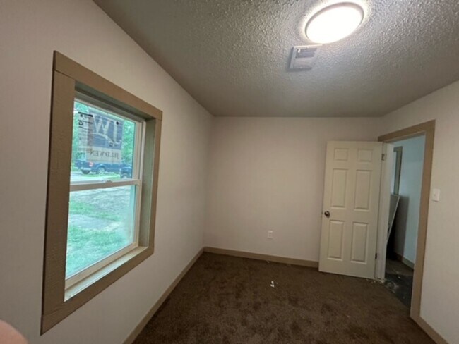 Building Photo - 2 Bed 1 Bath house