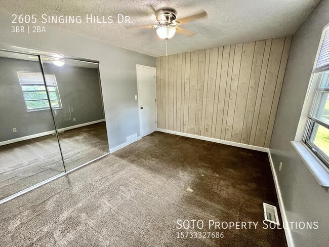 Building Photo - 2605 Singing Hills Dr