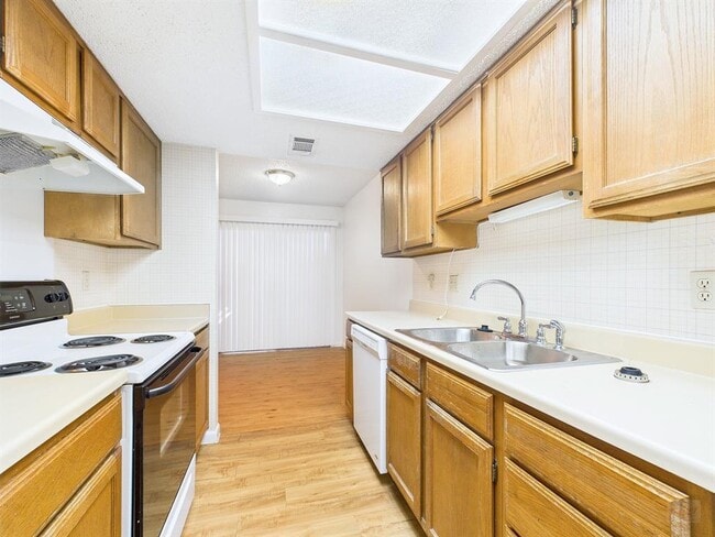 Building Photo - 8502 Lyndon Ln