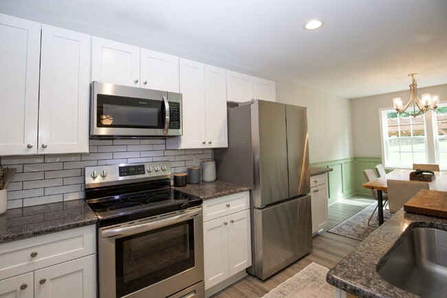 Building Photo - Charming 3-bedroom, 2.5-bath home nestled in the heart of Carthage