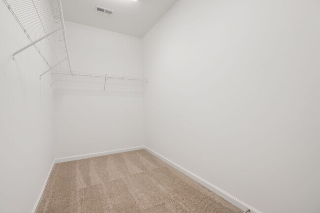 Building Photo - 3 Bed 2.5 Bath End Unit at Winsford At the Park!